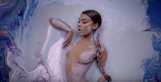 Ariana Grande desnuda