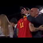 El Beso de Rubiales a Jenni Hermoso: El Emotivo Momento que Conmovió a España